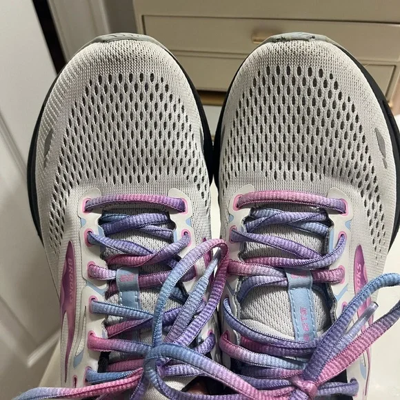 Brooks White and Purple Athletic Shoes with Breathable Mesh - Picture 4 of 4